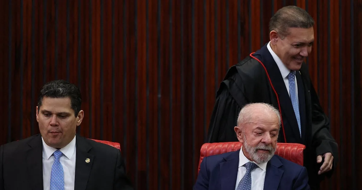 Em posse de Nunes Marques no TSE, Alcolumbre se recusa a aplaudir Jorge Messias
