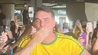Flávio Bolsonaro chega a Brasília após encontro com Trump e provoca tumulto em aeroporto