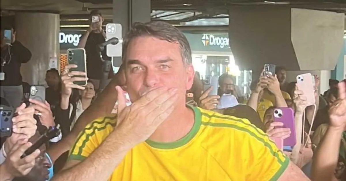 Flávio Bolsonaro chega a Brasília após encontro com Trump e provoca tumulto em aeroporto