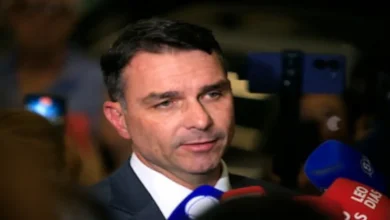 Flávio Bolsonaro confessa ter mentido sobre relação com Vorcaro
