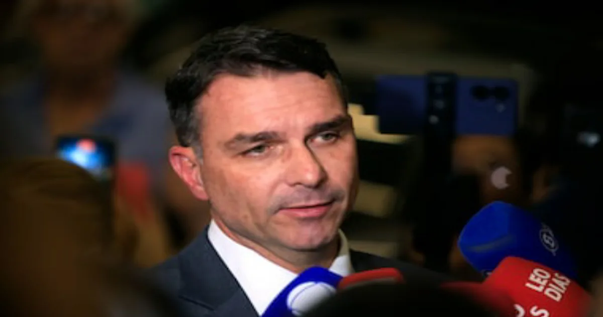 Flávio Bolsonaro confessa ter mentido sobre relação com Vorcaro