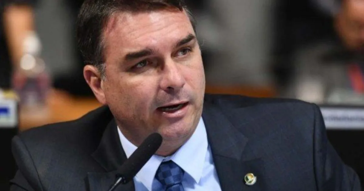 Flávio Bolsonaro dispara contra Lula ao falar de eleições