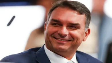 Flávio Bolsonaro diz que chamar alguém de “irmão” não significa intimidade ao comentar relação com Vorcaro