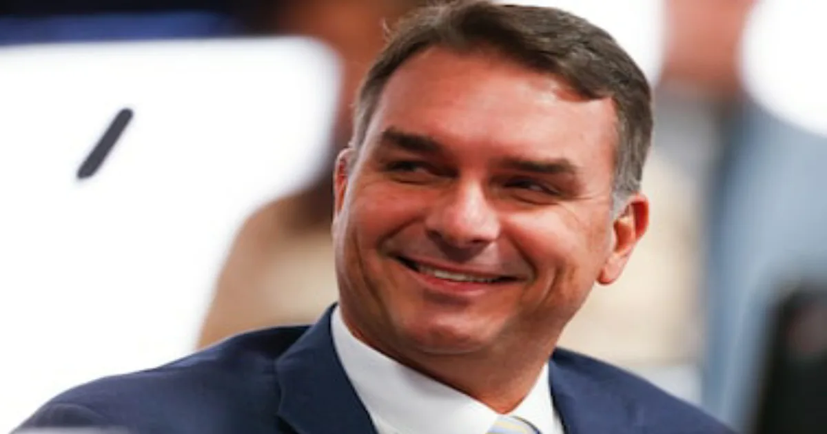 Flávio Bolsonaro diz que chamar alguém de “irmão” não significa intimidade ao comentar relação com Vorcaro