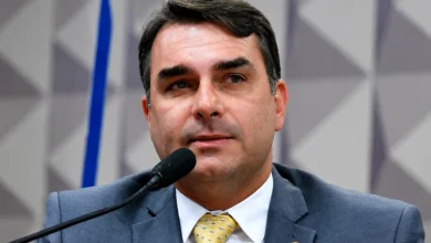 Flávio Bolsonaro diz que daria cargo ao pai se eleito presidente em 2026