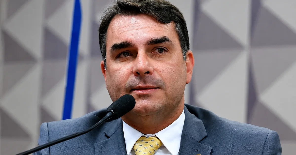 Flávio Bolsonaro diz que daria cargo ao pai se eleito presidente em 2026