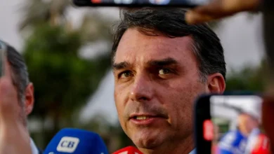 Flávio Bolsonaro diz que “está com Deus” e Lula “com o diabo”