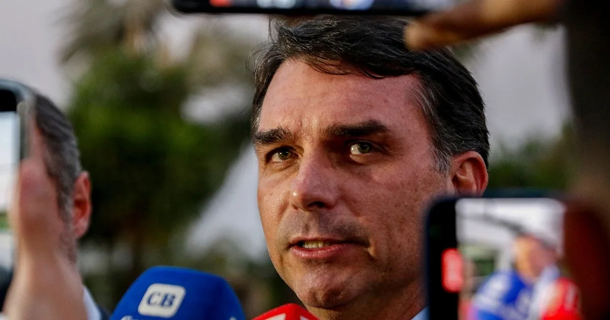 Flávio Bolsonaro diz que “está com Deus” e Lula “com o diabo”