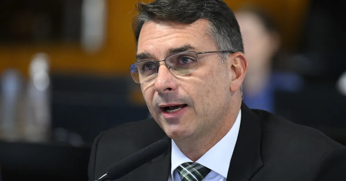 Flávio Bolsonaro diz que, se eleito, usará seu prestígio para reduzir maioridade penal