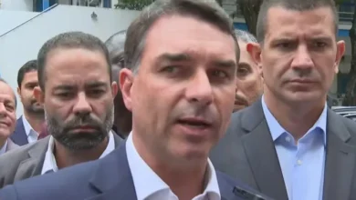 Flávio Bolsonaro é chamado de “ladrão” durante visita no Rio