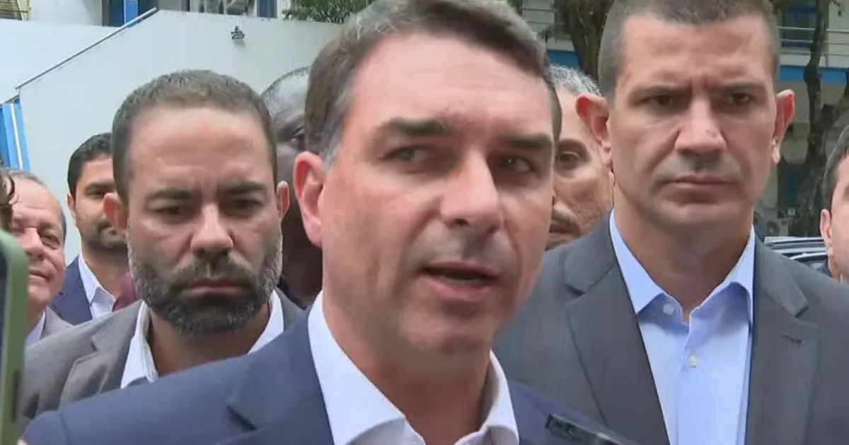 Flávio Bolsonaro é chamado de “ladrão” durante visita no Rio