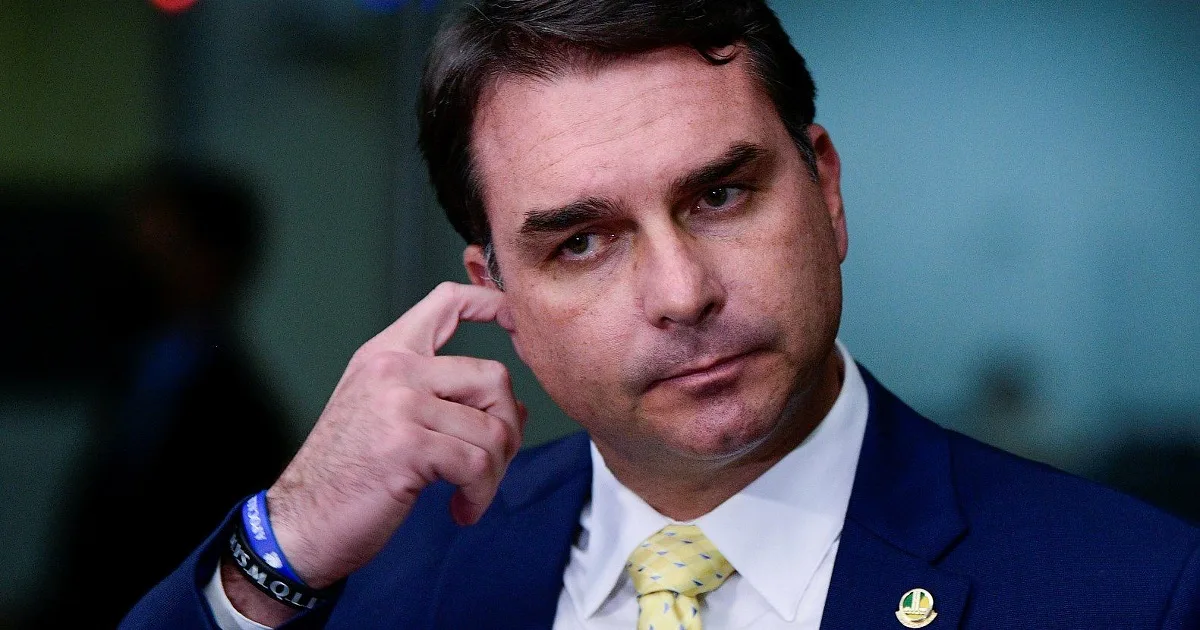Flávio Bolsonaro e Rogério Marinho assinam pedido de criação de CPMI do Banco Master