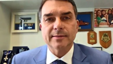 Flávio Bolsonaro reage com comemoração à notícia da soltura