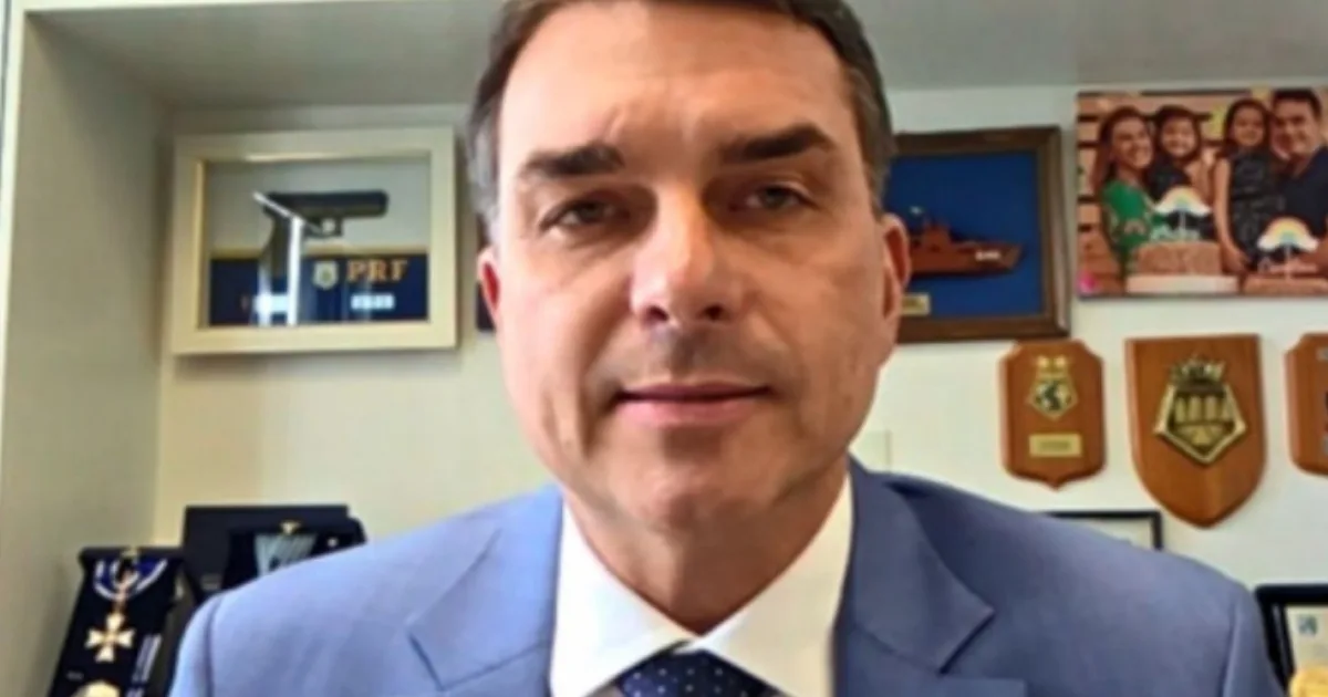 Flávio Bolsonaro reage com comemoração à notícia da soltura