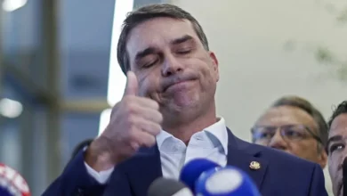 Flávio Bolsonaro recebeu conselho e até comparações com Jair