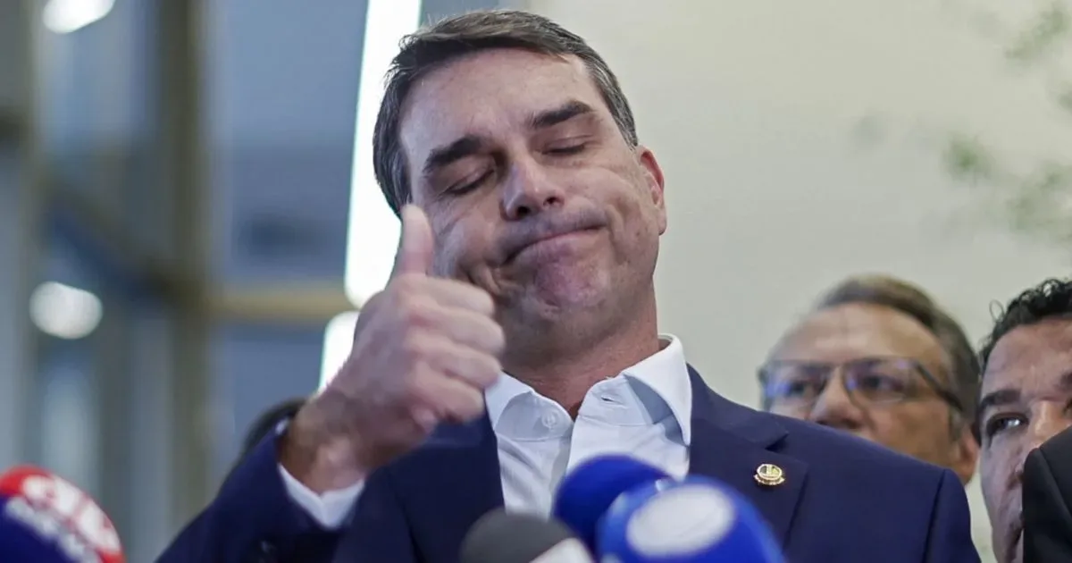 Flávio Bolsonaro recebeu conselho e até comparações com Jair