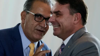 Flávio Bolsonaro sela reaproximação com Silas Malafaia e apoio na eleição em culto no Rio