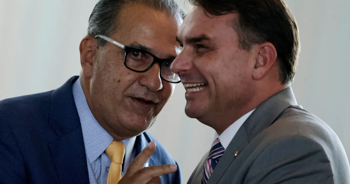 Flávio Bolsonaro sela reaproximação com Silas Malafaia e apoio na eleição em culto no Rio