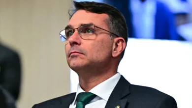 Flávio Bolsonaro sobe o tom contra governo e STF: 'quem tinha que estar preso está comandando o Brasil'