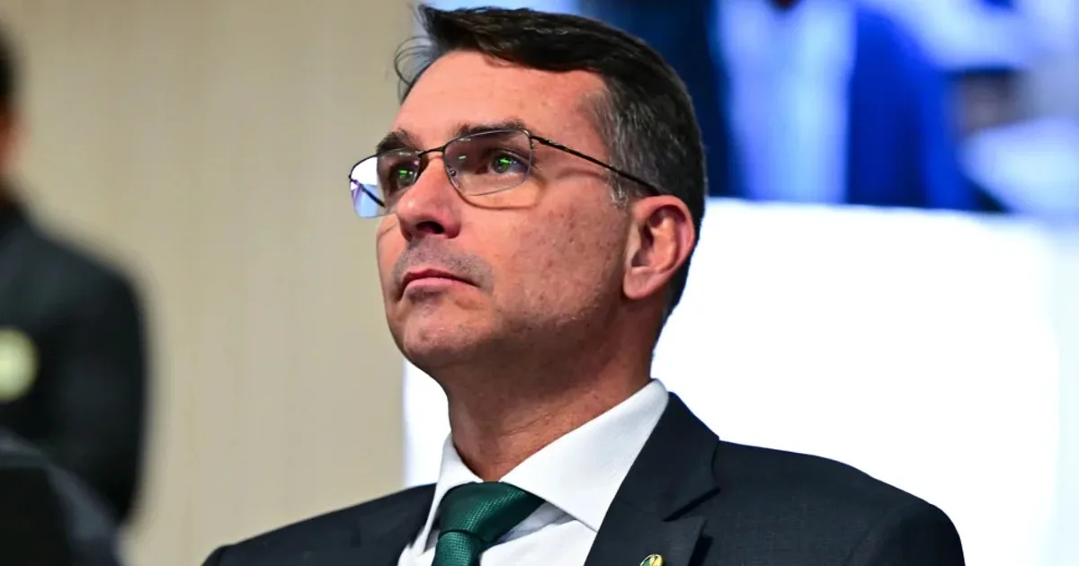 Flávio Bolsonaro sobe o tom contra governo e STF: 'quem tinha que estar preso está comandando o Brasil'