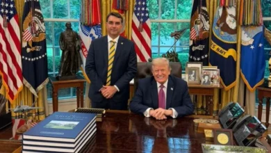 Flávio Bolsonaro surge ao lado de Trump