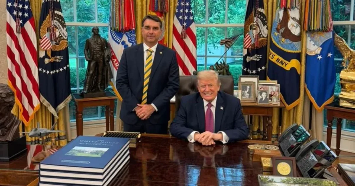 Flávio Bolsonaro surge ao lado de Trump