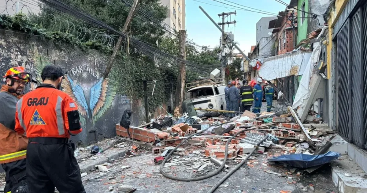 Forte explosão destrói casas e deixa um homem sem vida em SP