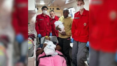 Gêmeos surpreendem e nascem dentro de ambulância em corrida até hospital