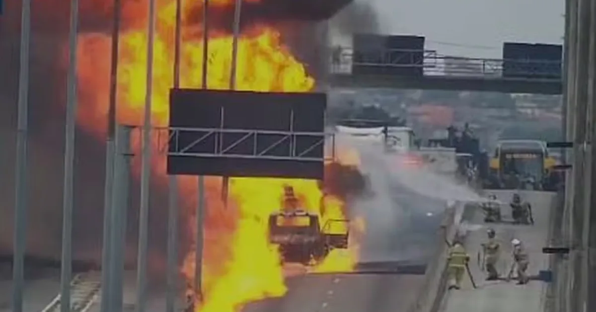 Incêndio em caminhão-tanque interdita Avenida Brasil no Rio