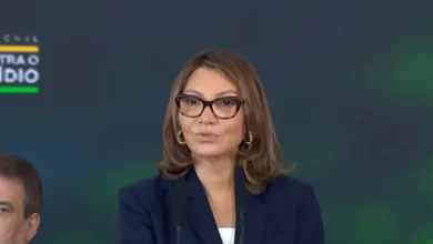 Janja não poupa palavras ao ator Juliano Cazarré