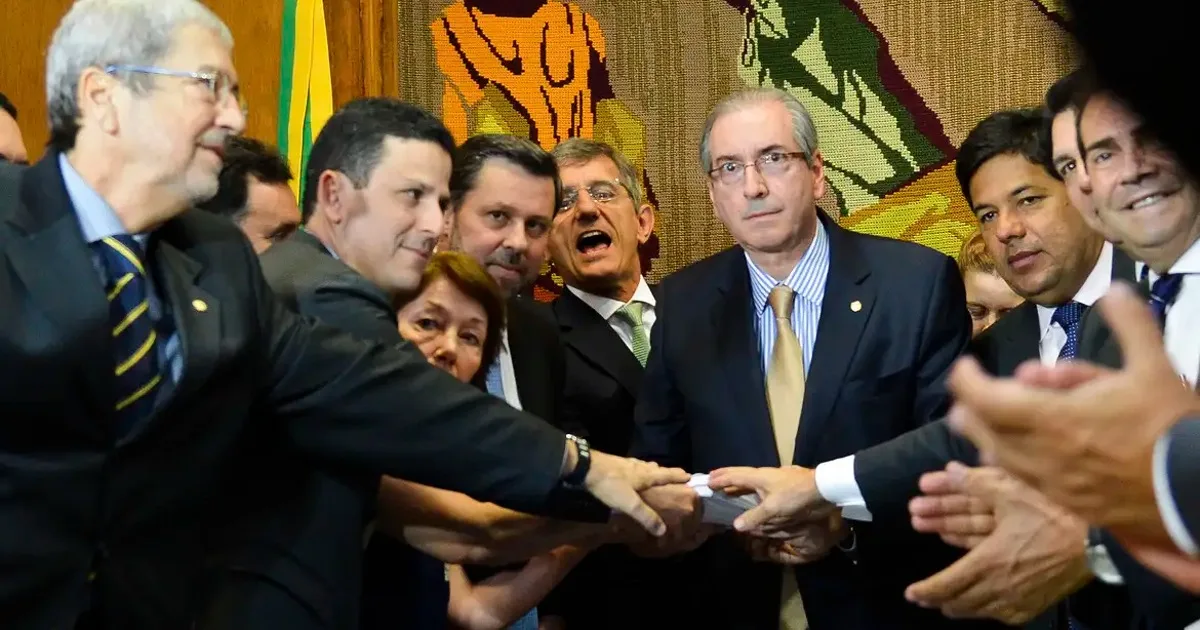 Líder da oposição na Câmara protocola novo pedido de impeachment