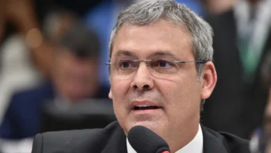 Lindbergh pede prisão de Flávio Bolsonaro após pagamento de Vorcaro