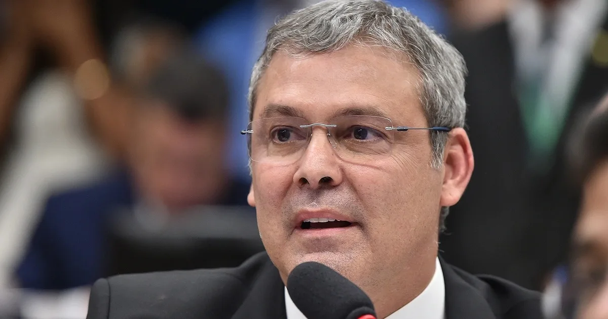 Lindbergh pede prisão de Flávio Bolsonaro após pagamento de Vorcaro