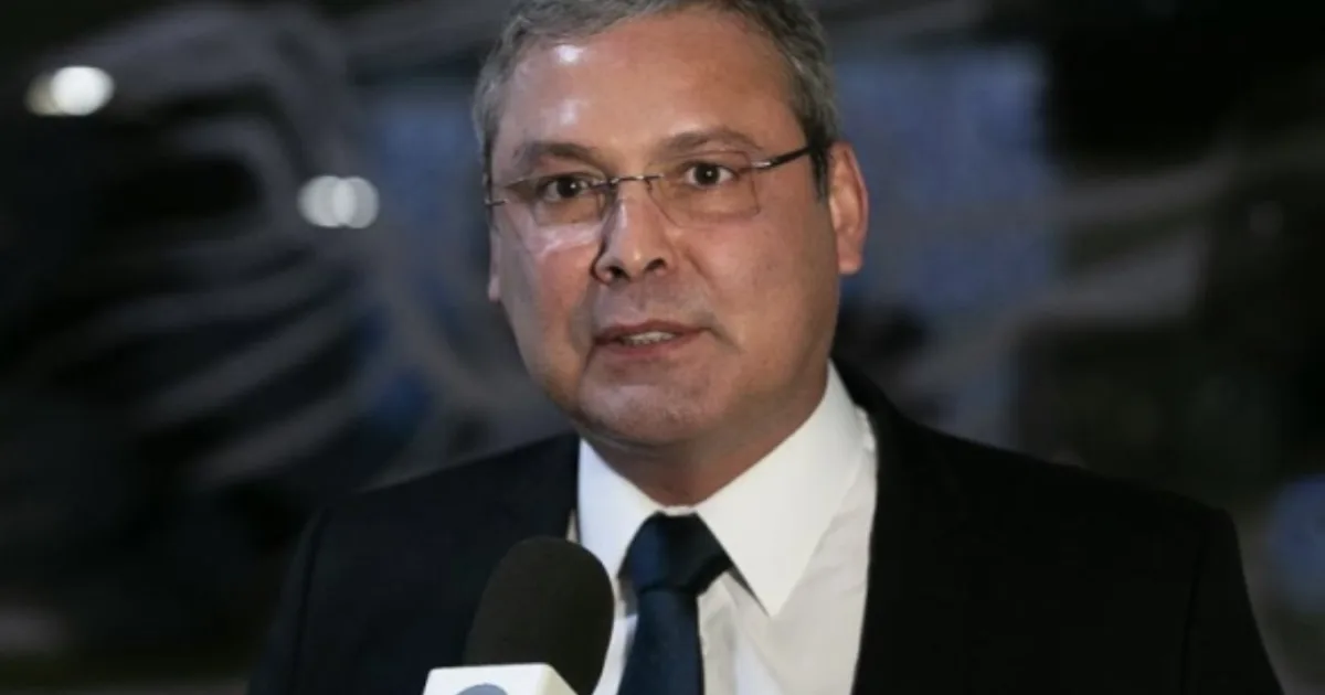 Lindbergh pede prisão de Flávio Bolsonaro; entenda