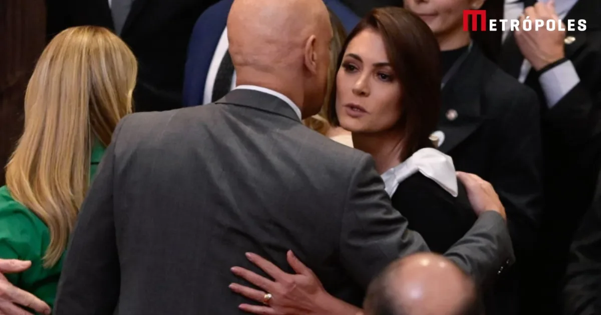 Ministro Alexandre de Moraes cumprimenta Michelle Bolsonaro em posse no TSE