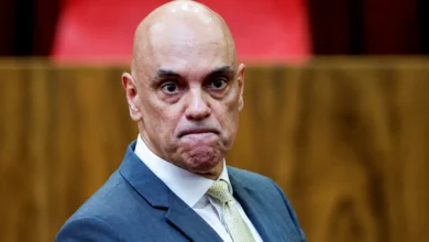 Moraes devolve passaporte a Marcos do Val e derruba restrição para senador sair do país