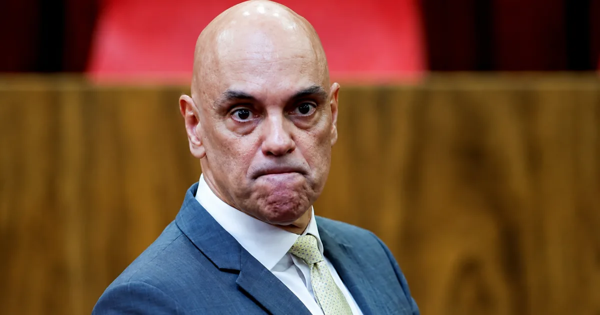 Moraes devolve passaporte a Marcos do Val e derruba restrição para senador sair do país