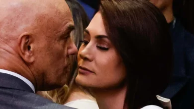 Moraes e Michelle Bolsonaro: Cumprimento Inesperado em Posse do TSE