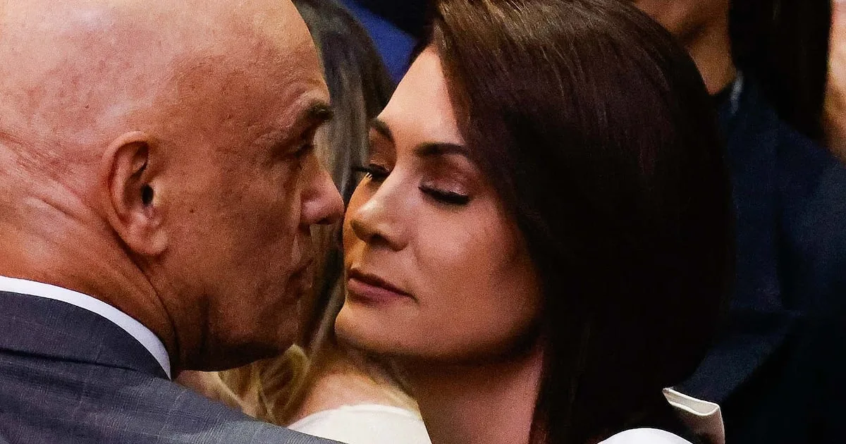 Moraes e Michelle Bolsonaro: Cumprimento Inesperado em Posse do TSE