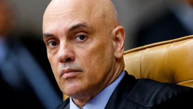 Moraes pede parecer da PGR para incluir Flávio e Jair Bolsonaro em investigação