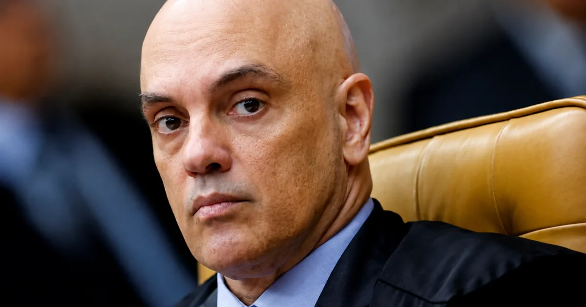 Moraes pede parecer da PGR para incluir Flávio e Jair Bolsonaro em investigação