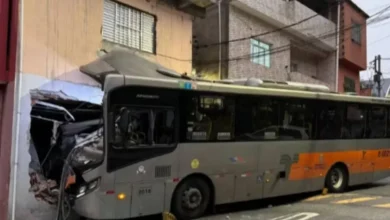 Motorista desvia de van escolar antes de ônibus bater