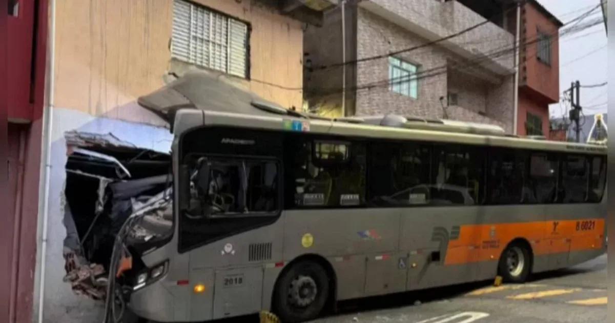 Motorista desvia de van escolar antes de ônibus bater