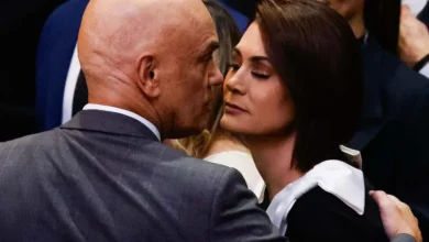“Não pode ser educada”: Michelle desabafa após repercussão de beijo em Moraes