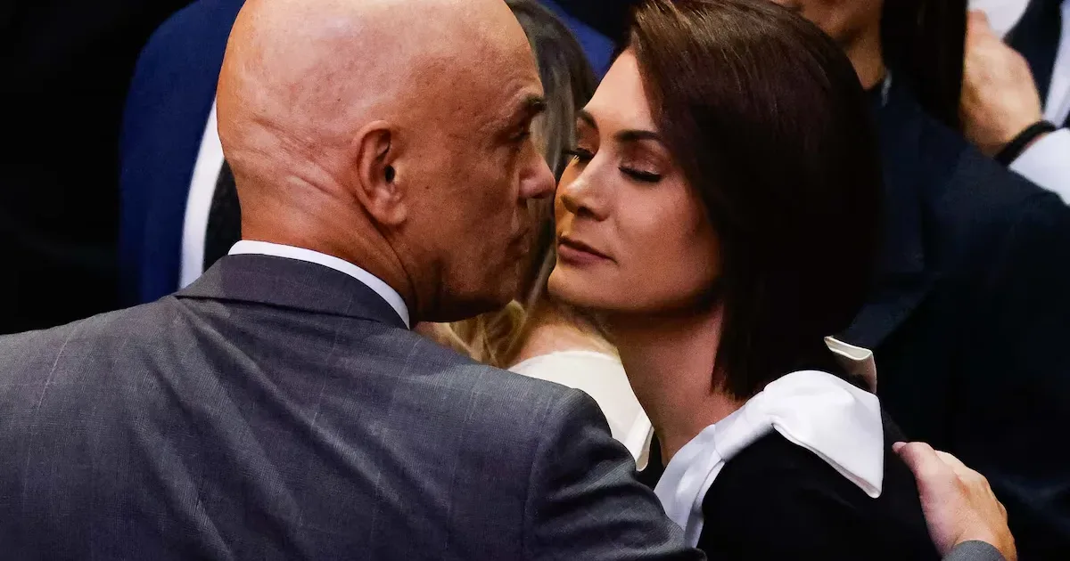 “Não pode ser educada”: Michelle desabafa após repercussão de beijo em Moraes