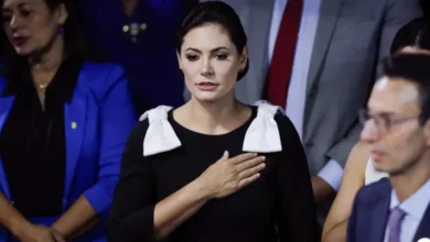 No TSE, Michelle Bolsonaro e Viviane de Moraes sentam-se com uma cadeira de distância