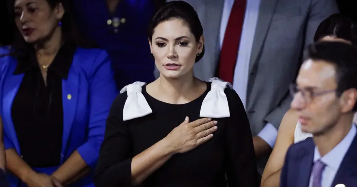 No TSE, Michelle Bolsonaro e Viviane de Moraes sentam-se com uma cadeira de distância