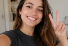 O sinal de “paz e amor” pode colocar sua segurança em risco? Entenda o alerta sobre selfies e digitais