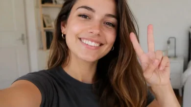 O sinal de “paz e amor” pode colocar sua segurança em risco? Entenda o alerta sobre selfies e digitais