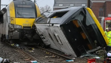 Ônibus escolar bate de frente com metrô deixando várias vítimas